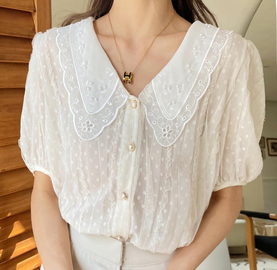 ドットフェイクパールカラーブラウス・全2色・b66973 レディース 【bl】トップス ブラウス 半袖 ハーフスリーブ パールボタン 襟 レース ドット柄 襟コン メッシュ 透け感 シースルー フェミニン アイレット スカラップ 春 夏 韓国ファッション