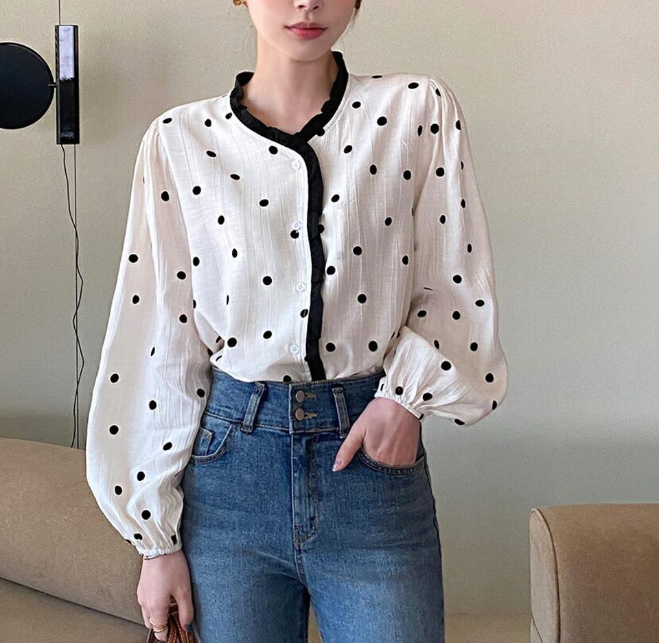 Vネックフリルドットブラウス・全1色 レディース 【bl】ブラウス トップス 長袖 ドット 柄 配色 模様 フリル Vネック 可愛い かわいい 春 秋 フェミニン ガーリー パフ モノトーン 韓国ファッション ハイホリHIHOLLI