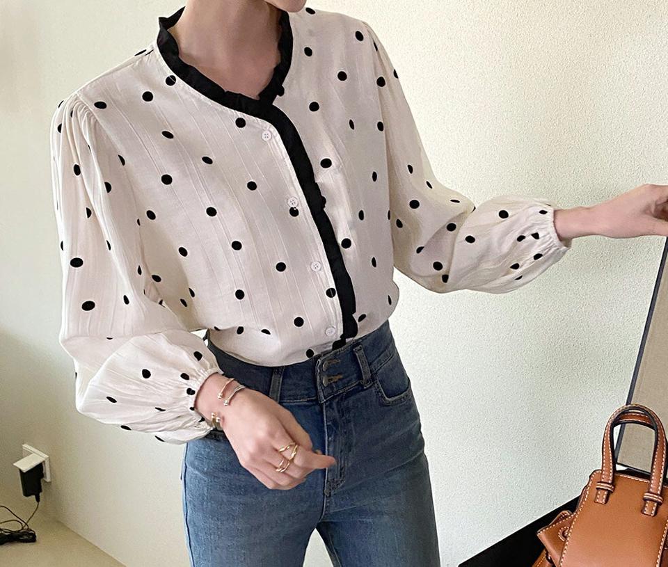 Vネックフリルドットブラウス・全1色 レディース 【bl】ブラウス トップス 長袖 ドット 柄 配色 模様 フリル Vネック 可愛い かわいい 春 秋 フェミニン ガーリー パフ モノトーン 韓国ファッション ハイホリHIHOLLI