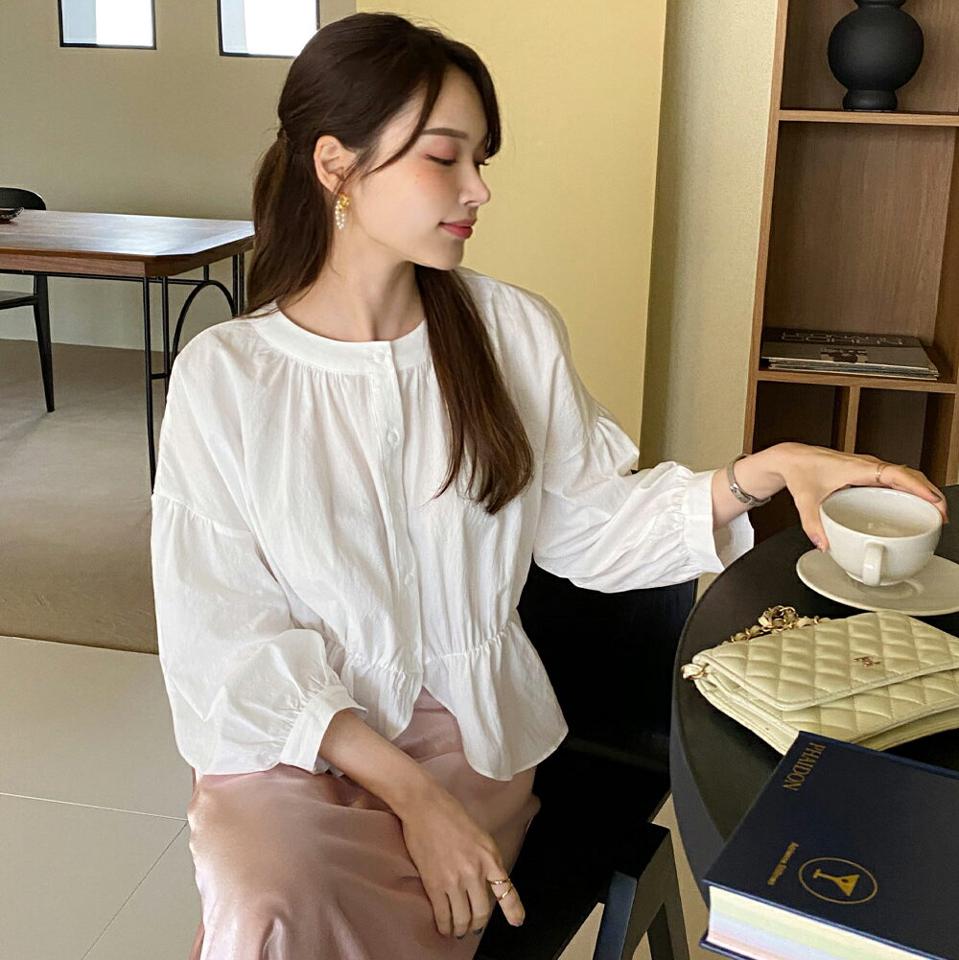 ペプラムクロップドブラウス・全3色 レディース 【bl】ブラウス トップス 単色 無地 シンプル ベーシック ボタン 長袖 クロップド丈 ペプラム 体型カバー フェミニン 上品 可愛い かわいい 春 秋 韓国ファッション ハイホリHIHOLLI