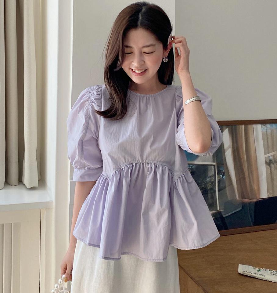 ペプラムギャザーパフブラウス・全2色・t67122 レディース 【bl】トップス ブラウス 半袖 ハーフスリーブ パフ袖 パフスリーブ 単色 無地 シンプル 可愛い ガーリー フレア 体型カバー パールボタン 二の腕カバー お腹カバー 紫 春 夏 韓国ファッション