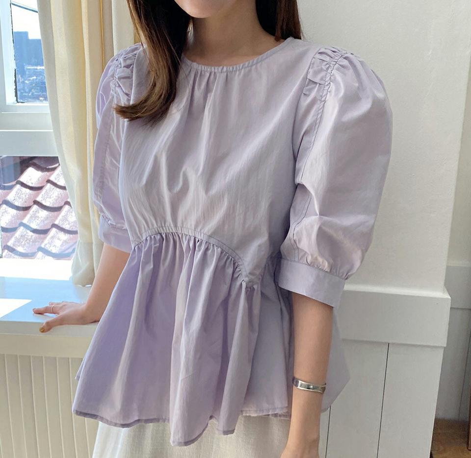 ペプラムギャザーパフブラウス・全2色・t67122 レディース 【bl】トップス ブラウス 半袖 ハーフスリーブ パフ袖 パフスリーブ 単色 無地 シンプル 可愛い ガーリー フレア 体型カバー パールボタン 二の腕カバー お腹カバー 紫 春 夏 韓国ファッション