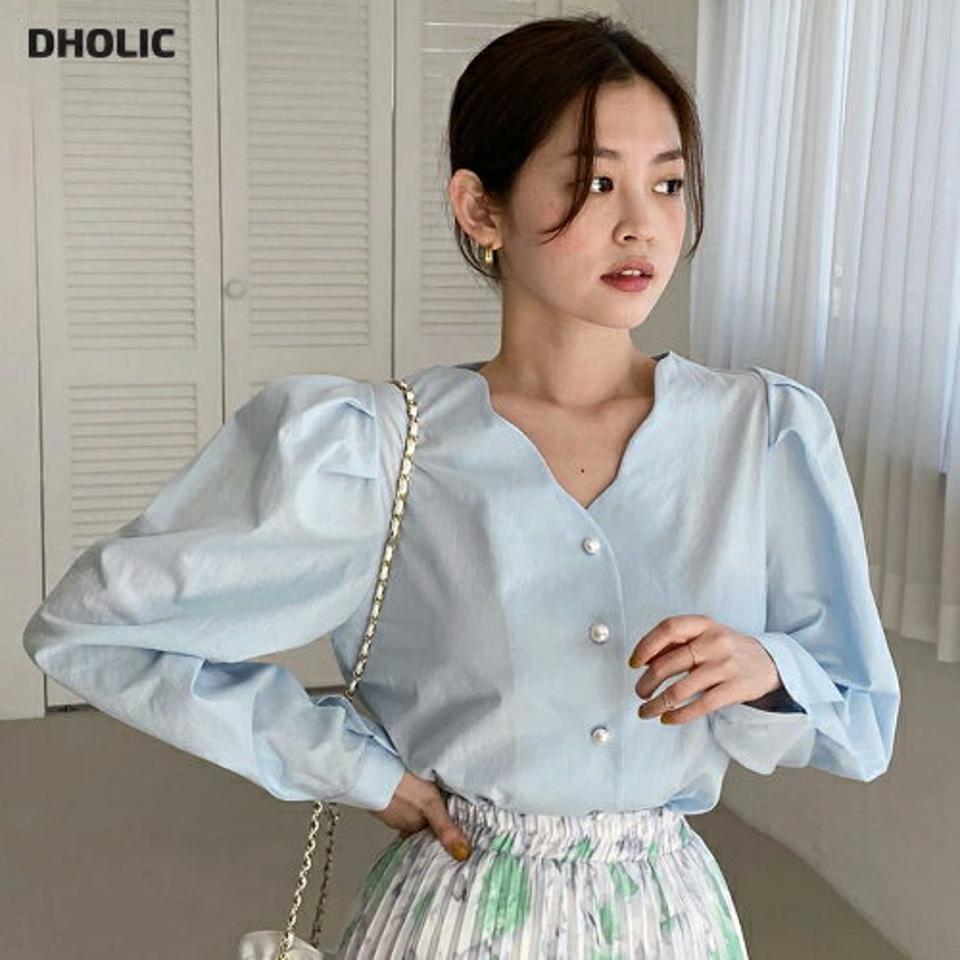 スカラップVネックパール調ボタンブラウス・全3色・t67113 レディース 【bl】トップス ブラウス 長袖 パールボタン スカラップ 襟コン 単色 シンプル 無地 フェミニン かわいい 可愛い パフ袖 パフスリーブ 水色 春 秋 韓国ファッション