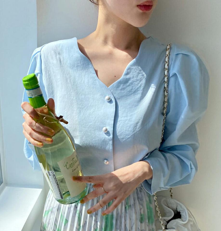 スカラップVネックパール調ボタンブラウス・全3色・t67113 レディース 【bl】トップス ブラウス 長袖 パールボタン スカラップ 襟コン 単色 シンプル 無地 フェミニン かわいい 可愛い パフ袖 パフスリーブ 水色 春 秋 韓国ファッション