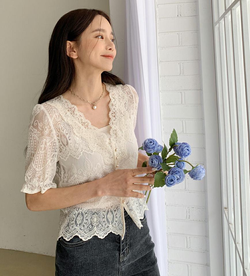 キャミ付パール調ボタンレースブラウス・全2色・b66569 レディース 【bl】トップス ブラウス 半袖 ハーフスリーブ レース 総レース スリーブレス ノースリーブ キャミソール パールボタン フェミニン 上品 透け感 シアー 春 夏 韓国ファッション