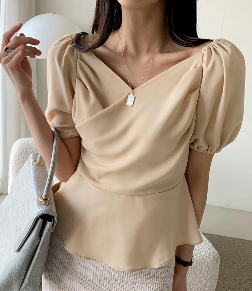 カシュクールペプラムパフブラウス・全3色・t72130 レディース 【bl】トップス ブラウス 半袖 Vネック クロップド丈 カシュクール パフスリーブ 無地 シンプル カジュアル フェミニン 体型カバー 夏 春 秋 韓国ファッション ハイホリHIHOLLI