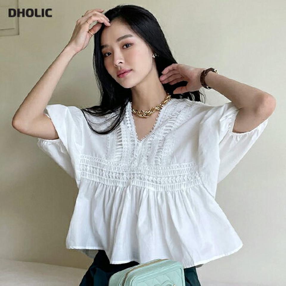 Vレースクロップドブラウス・全3色・t71950 レディース 【bl】トップス ブラウス 半袖 単色 レース 柄 模様 クロップド丈 Vネック 鎖骨 デコルテ ドロップショルダー 可愛い かわいい カジュアル 二の腕カバー 春 夏 韓国ファッション ハイホリHIHOLLI