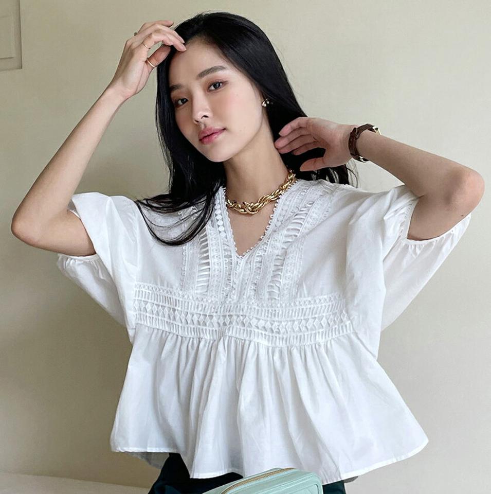 Vレースクロップドブラウス・全3色・t71950 レディース 【bl】トップス ブラウス 半袖 単色 レース 柄 模様 クロップド丈 Vネック 鎖骨 デコルテ ドロップショルダー 可愛い かわいい カジュアル 二の腕カバー 春 夏 韓国ファッション ハイホリHIHOLLI