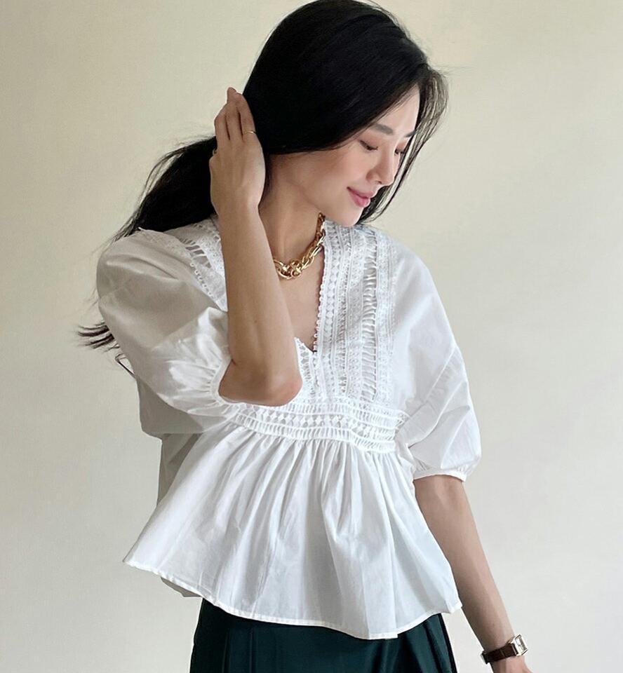 Vレースクロップドブラウス・全3色・t71950 レディース 【bl】トップス ブラウス 半袖 単色 レース 柄 模様 クロップド丈 Vネック 鎖骨 デコルテ ドロップショルダー 可愛い かわいい カジュアル 二の腕カバー 春 夏 韓国ファッション ハイホリHIHOLLI