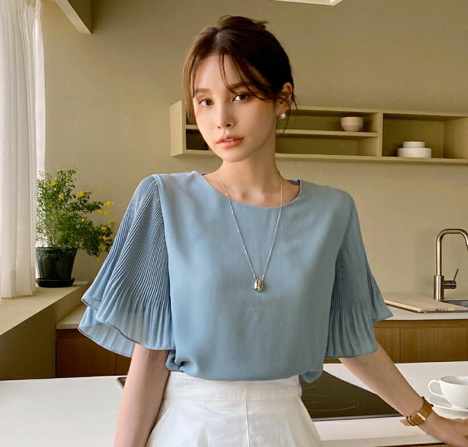 【10%OFF】プリーツフレアブラウス・全3色・t71952 レディース 【bl】ブラウス トップス 半袖 無地 シンプル パステル プリーツ フレア 春 夏 上品 大人 オフィスカジュアル 学校行事 フェミニン 二の腕カバー 水色 きれいめ 韓国ファッション ハイホリHIHOLLI セール SALE