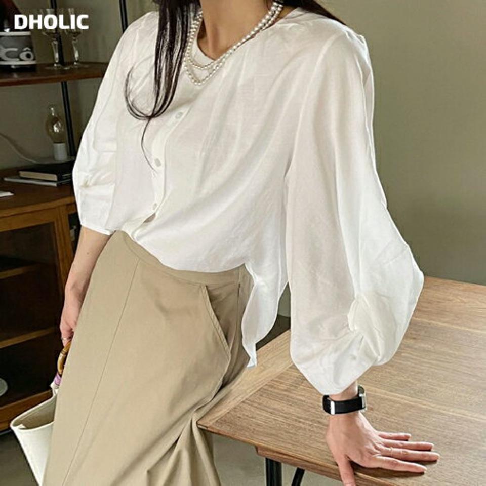 ツイストスリーブアンバランスブラウス・全2色・b71956 レディース 【bl】ブラウス トップス 単色 無地 シンプル 七分丈 七分袖 7分丈 7分袖 ツイスト ボタン カジュアル かわいい 可愛い 春 夏 ナチュラル 韓国ファッション ハイホリHIHOLLI