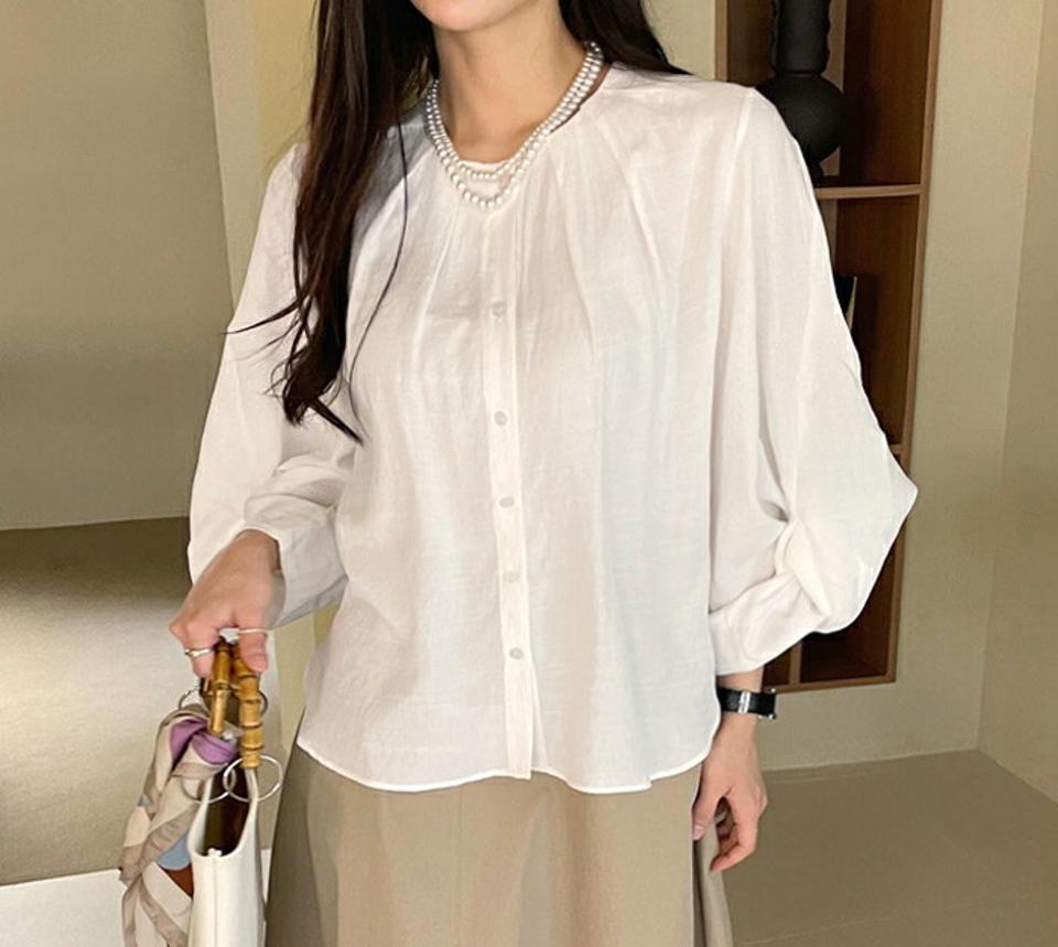 ツイストスリーブアンバランスブラウス・全2色・b71956 レディース 【bl】ブラウス トップス 単色 無地 シンプル 七分丈 七分袖 7分丈 7分袖 ツイスト ボタン カジュアル かわいい 可愛い 春 夏 ナチュラル 韓国ファッション ハイホリHIHOLLI