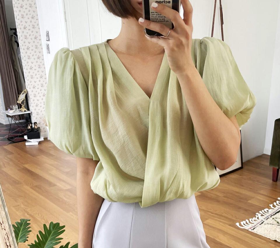 タックVネックバルーンブラウス・全4色・t00670 レディース 【bl】トップス ブラウス 半袖 ハーフスリーブ 袖コン バルーンスリーブ 透け感 シアー シースルー フェミニン かわいい 可愛い 二の腕カバー 春 夏 韓国ファッション