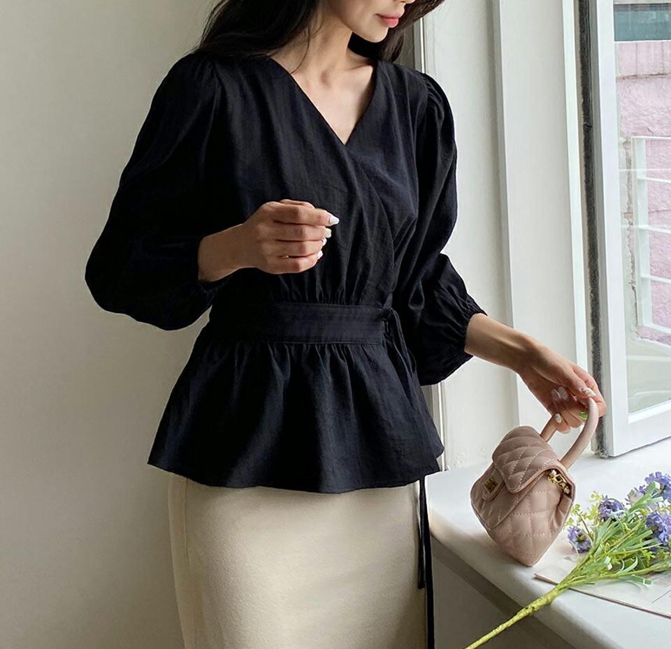 Vネックラップパフブラウス・全3色・t00497 レディース 【bl】トップス ブラウス 長袖 ペプラム ラップデザイン パフ袖 パフスリーブ ゴム フェミニン かわいい 単色 シンプル ウエストマーク 春 秋 韓国ファッション