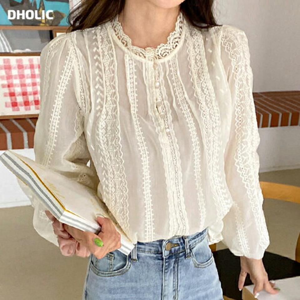 アイレットレースハーフボタンブラウス・全2色・t66941 レディース 【bl】韓国ファッション トップス ブラウス 長袖 スカラップフリル アイレットレース ボタン パフスリーブ シンプル カジュアル フェミニン 体型カバー デイリー 春 秋