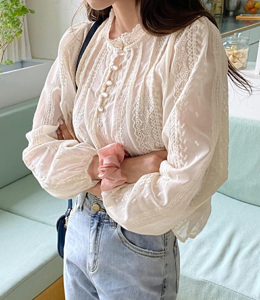 アイレットレースハーフボタンブラウス・全2色・t66941 レディース 【bl】韓国ファッション トップス ブラウス 長袖 スカラップフリル アイレットレース ボタン パフスリーブ シンプル カジュアル フェミニン 体型カバー デイリー 春 秋