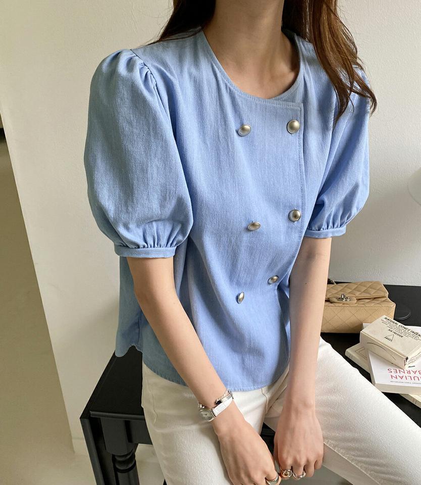 ダブルボタンデニムブラウス・全2色・b00443 レディース 【bl】ブラウス トップス 半袖 ボタン 配色 バステル パフスリーブ パフ袖 デニム メタル ラウンドヘム コットン オーバーフィット フェミニン カジュアル 春 夏 韓国ファッション ハイホリHIHOLLI