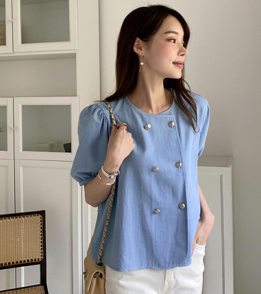 ダブルボタンデニムブラウス・全2色・b00443 レディース 【bl】ブラウス トップス 半袖 ボタン 配色 バステル パフスリーブ パフ袖 デニム メタル ラウンドヘム コットン オーバーフィット フェミニン カジュアル 春 夏 韓国ファッション ハイホリHIHOLLI