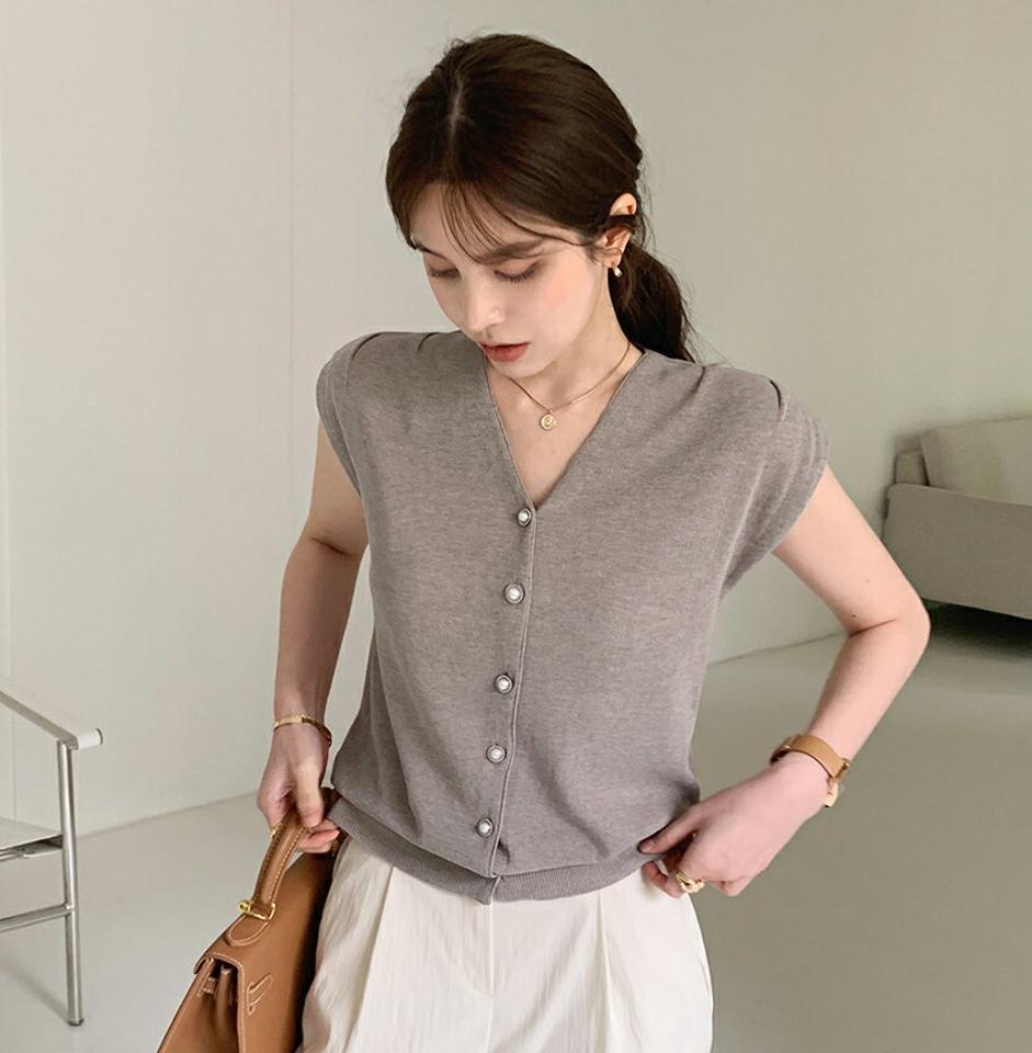 Vネックパール調ボタンニット・全4色・b00476 レディース 【tops】トップス フレンチスリーブ 配色 模様 パステル Vネック 鎖骨 デコルテ オフィスカジュアル フェイクパール 春 夏 大人 フェミニン 韓国ファッション ハイホリHIHOLLI