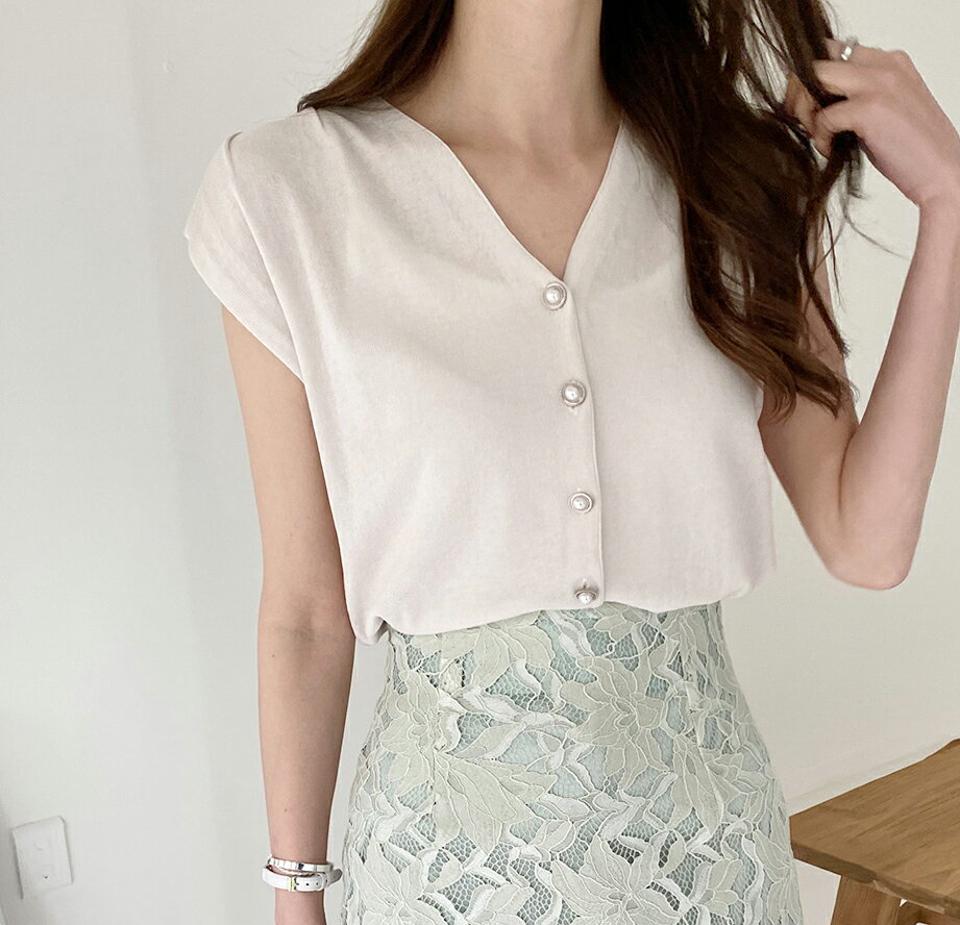 Vネックパール調ボタンニット・全4色・b00476 レディース 【tops】トップス フレンチスリーブ 配色 模様 パステル Vネック 鎖骨 デコルテ オフィスカジュアル フェイクパール 春 夏 大人 フェミニン 韓国ファッション ハイホリHIHOLLI