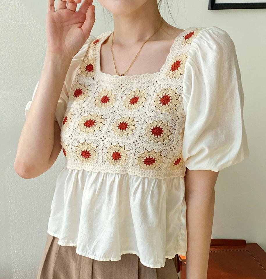 フローラルクロシェコントラストブラウス・全2色・b67028 レディース 【bl】トップス ブラウス 半袖 クロシェ編み 花柄 ガーリー コントラスト フレア スクエアネック クロップド丈 黄色 パフスリーブ y2k お腹カバー 春 夏 韓国ファッション