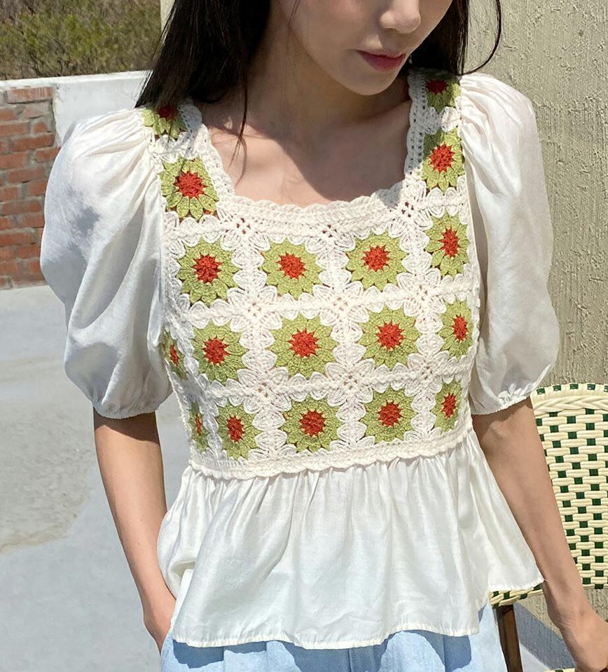 フローラルクロシェコントラストブラウス・全2色・b67028 レディース 【bl】トップス ブラウス 半袖 クロシェ編み 花柄 ガーリー コントラスト フレア スクエアネック クロップド丈 黄色 パフスリーブ y2k お腹カバー 春 夏 韓国ファッション