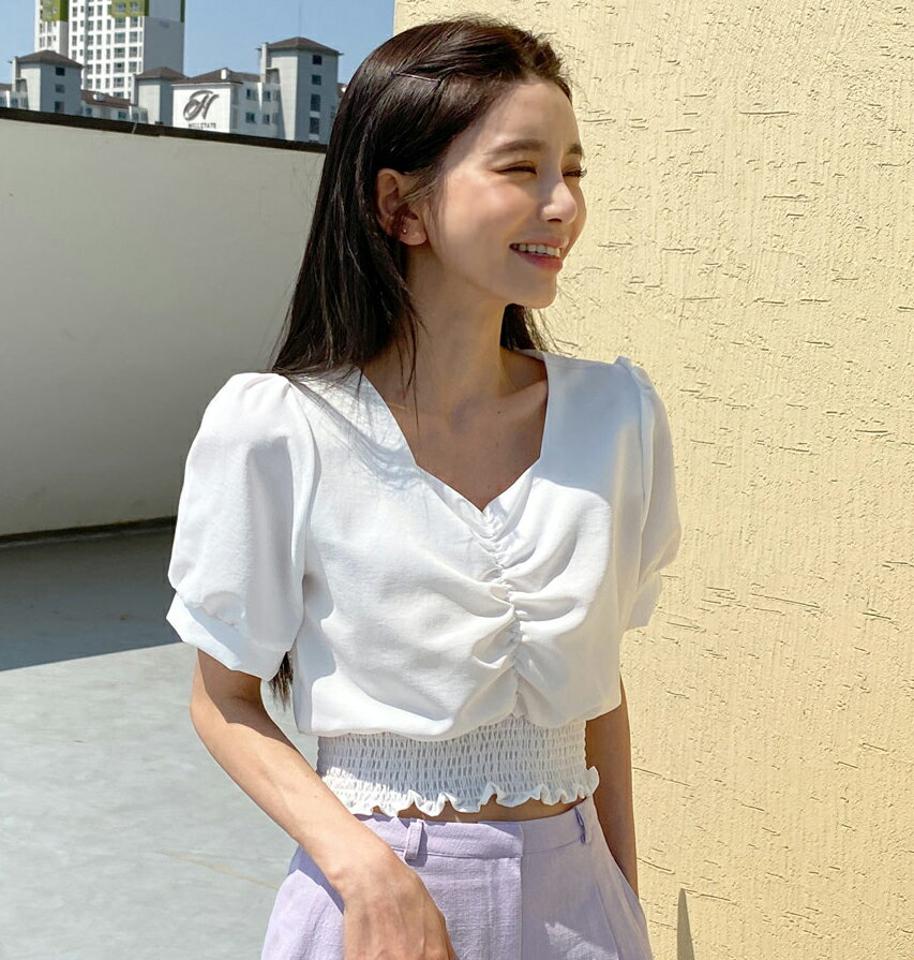 ダイヤモンドネックシャーリングブラウス・全4色・t67027 レディース 【bl】トップス ブラウス 半袖 デコルテ 鎖骨 単色 無地 フェミニン 大人 きれいめ 上品 オフィスカジュアル パフ袖 パフスリーブ クロップド丈 春 夏 韓国ファッション