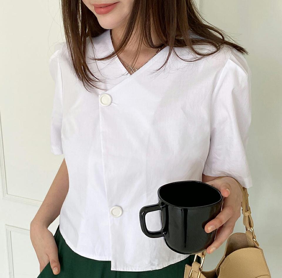 ダイアゴナルボタンパフブラウス・全4色・t67026 レディース 【bl】トップス ブラウス 半袖 ハーフスリーブ 斜め ユニーク 単色 無地 シンプル オフィスカジュアル 大人 個性的 パフスリーブ パフ袖 パステル ピンク 春 夏 韓国ファッション