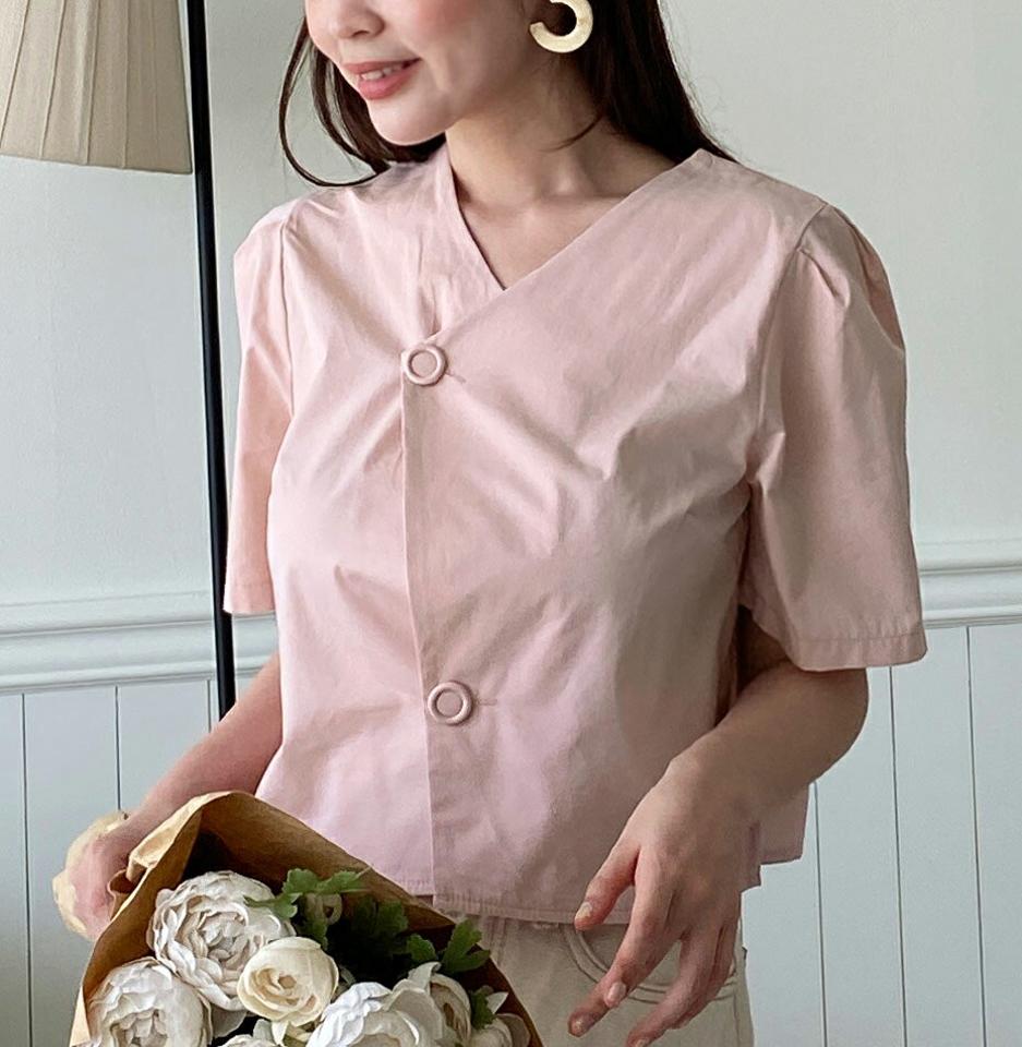 ダイアゴナルボタンパフブラウス・全4色・t67026 レディース 【bl】トップス ブラウス 半袖 ハーフスリーブ 斜め ユニーク 単色 無地 シンプル オフィスカジュアル 大人 個性的 パフスリーブ パフ袖 パステル ピンク 春 夏 韓国ファッション