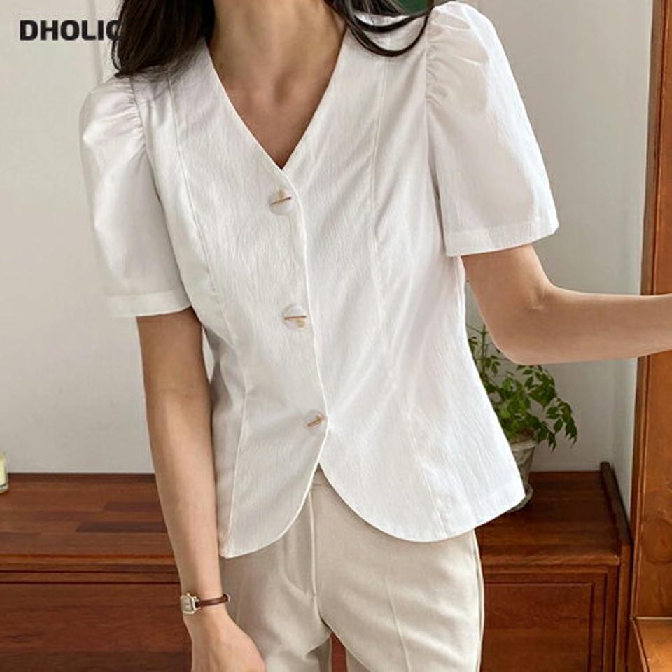 ユニークボタンパフリンクルブラウス・全2色・b67193 レディース 【bl】トップス ブラウス 半袖 ボタン パフ袖 パフスリーブ リンクル 単色 無地 シンプル Vネック カジュアル 春 夏 韓国ファッション