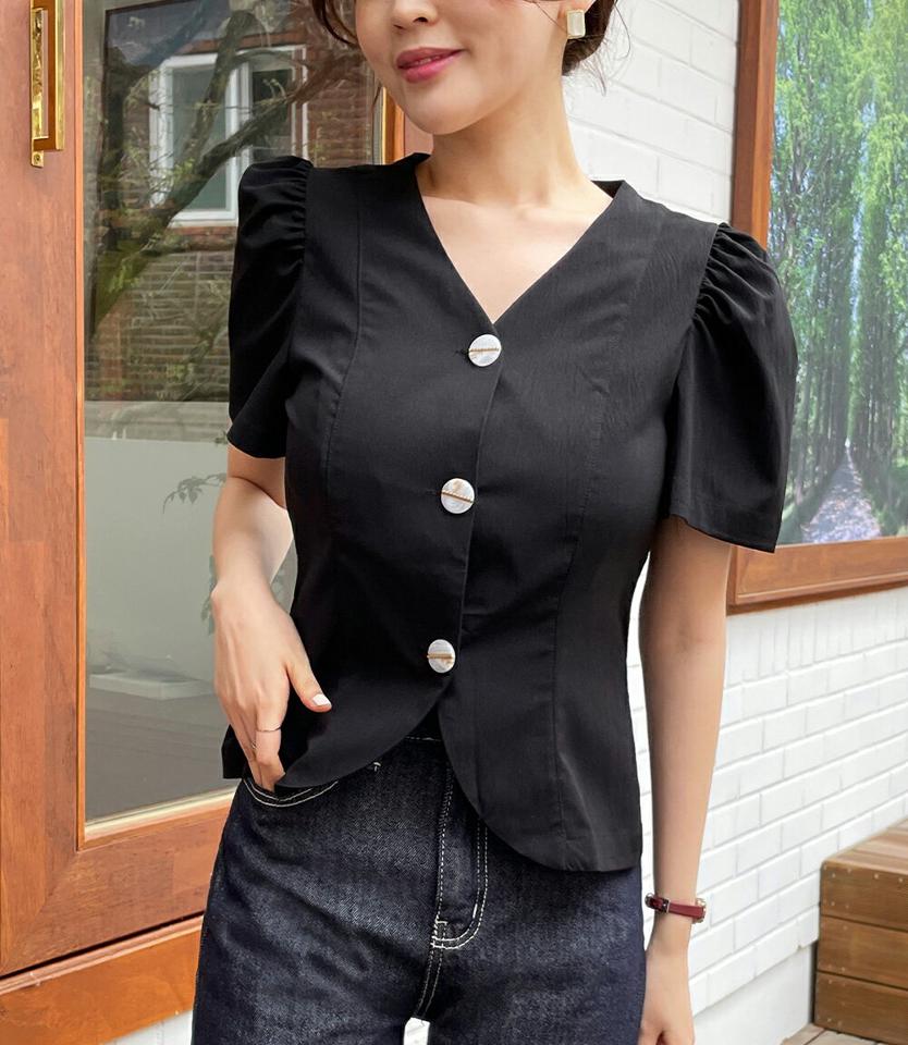 ユニークボタンパフリンクルブラウス・全2色・b67193 レディース 【bl】トップス ブラウス 半袖 ボタン パフ袖 パフスリーブ リンクル 単色 無地 シンプル Vネック カジュアル 春 夏 韓国ファッション