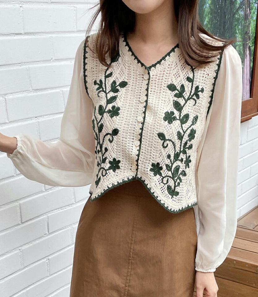 フローラルクロシェコントラストブラウス・全2色・b67196 レディース 【bl】トップス ブラウス クロシェ編み ニット 花柄 ガーリー レトロ かわいい 可愛い 異素材 透け感 シアー シースルー シフォン パフ袖 パフスリーブ 春 秋 韓国ファッション