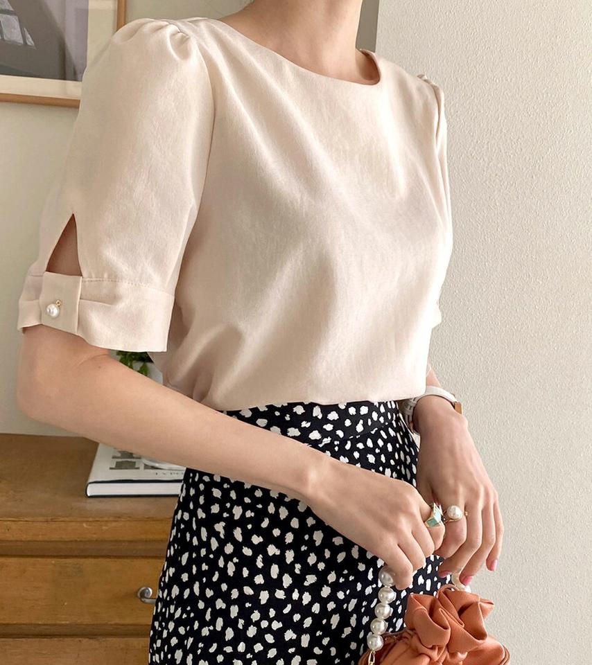 フェイクパールスリットスリーブブラウス・全3色・t72188 レディース 【bl】ブラウス トップス 単色 シンプル ベーシック 無地 半袖 パステル 春 夏 カジュアル 可愛い かわいい フェイクパール 黄色 スリット 韓国ファッション ハイホリHIHOLLI