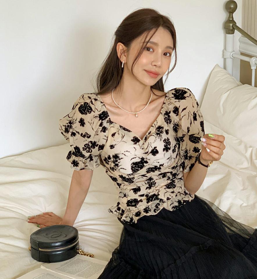 2WAYカップシャーリング花柄ブラウス・全2色・b00539 レディース 【bl】韓国ファッション トップス ブラウス 半袖 ハートネック シャーリング 花柄 フローラル フラワー ギャザー かわいい 可愛い シンプル カジュアル アンティーク柄 ベージュ フェミニン 夏 春 秋