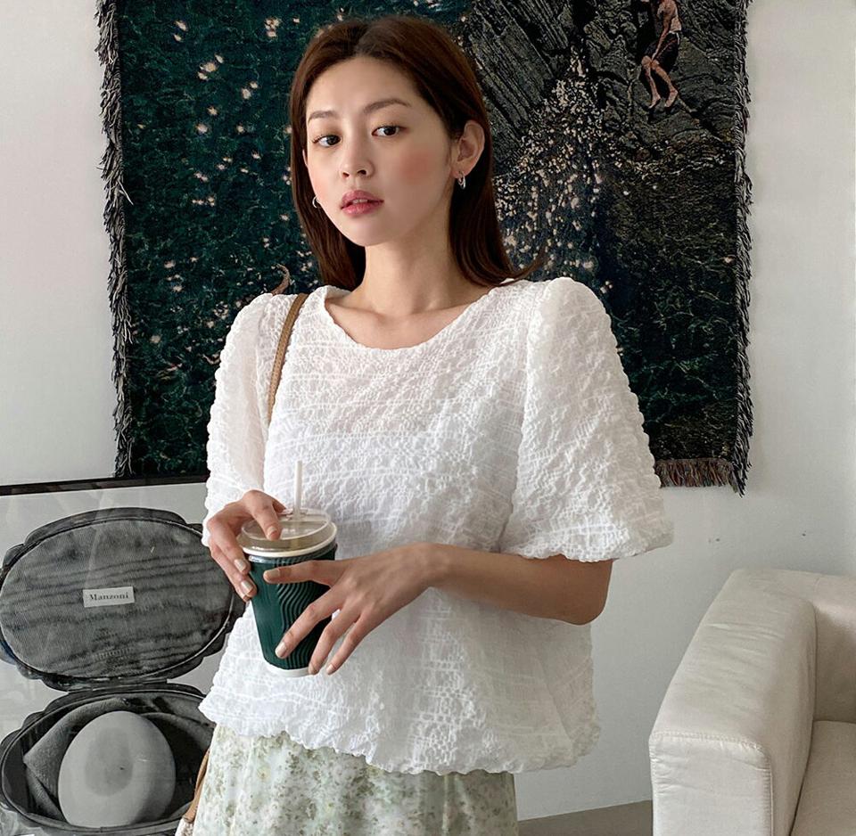 リンクルバルーンブラウス・全4色・t66631 レディース 【bl】トップス ブラウス 半袖 バルーンスリーブ リンクル シンプル フェミニン きれいめ 大人 ボリューム袖 体型カバー ラウンドネック 二の腕カバー エンボス 春 夏 韓国ファッション