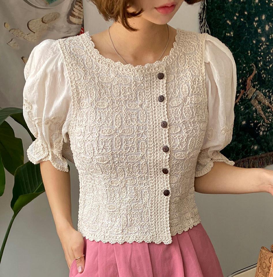 スクエアネック刺繍レースブラウス・全2色・b66598 レディース 【bl】トップス ブラウス 半袖 ハーフスリーブ パフ袖 パフスリーブ 刺繍 フェミニン きれいめ 大人 二の腕カバー クロップド丈 ゴム スカラップヘム 春 夏 韓国ファッション