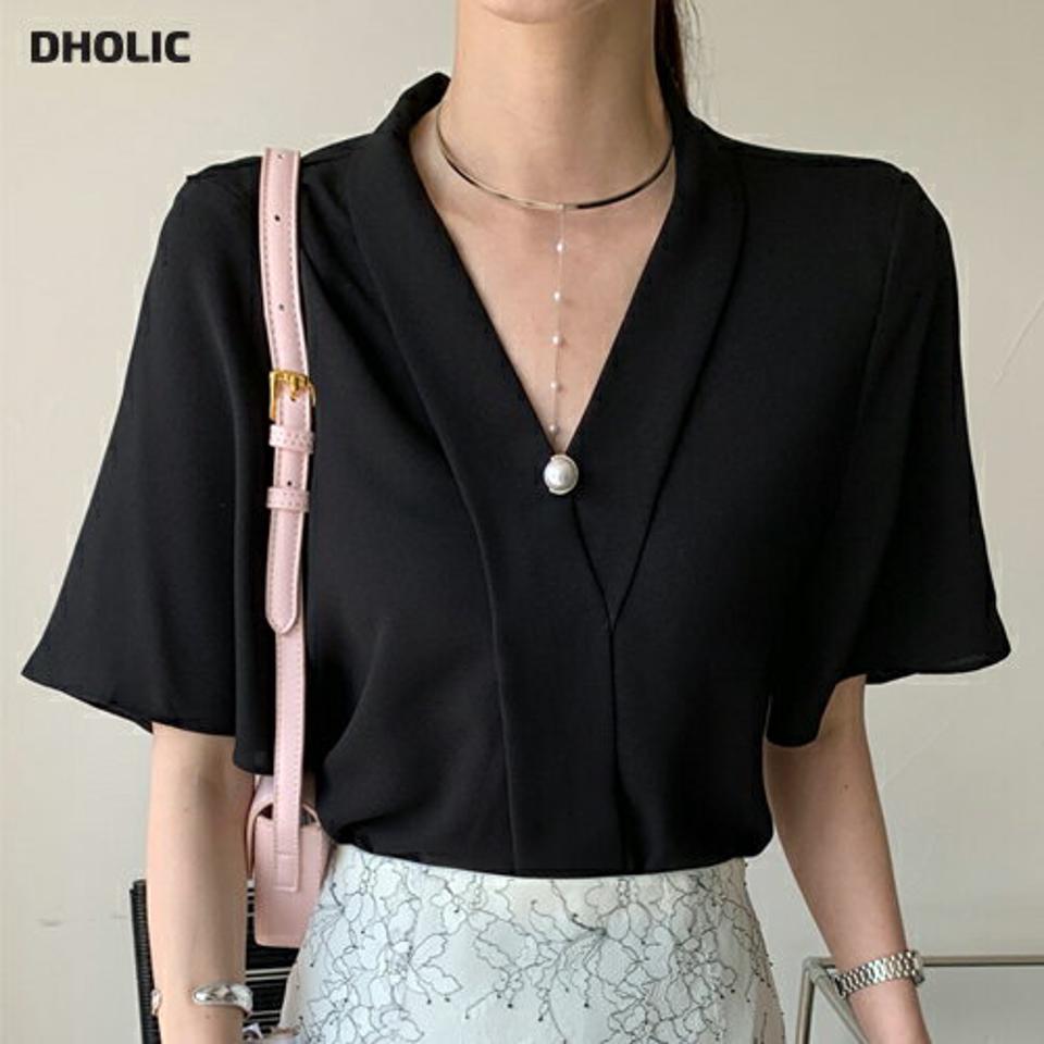 フェイクパールVネックブラウス・全3色・t71992 レディース 【bl】ブラウス トップス 半袖 単色 無地 シンプル ボタン フェイクパール Vネック デコルテ 春 夏 オフィスカジュアル フェミニン 大人 二の腕カバー 韓国ファッション ハイホリHIHOLLI