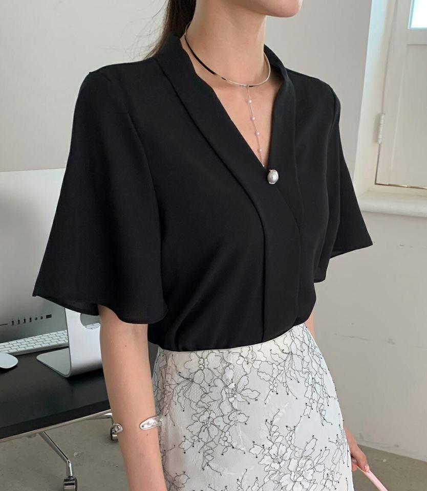 フェイクパールVネックブラウス・全3色・t71992 レディース 【bl】ブラウス トップス 半袖 単色 無地 シンプル ボタン フェイクパール Vネック デコルテ 春 夏 オフィスカジュアル フェミニン 大人 二の腕カバー 韓国ファッション ハイホリHIHOLLI