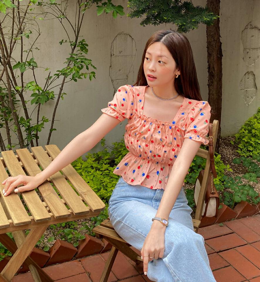 ローズシャーリングブラウス・全3色・t67272 レディース 【bl】韓国ファッション トップス ブラウス 半袖 スクエアネック ローズ シャーリング 花柄 フローラル フラワー クロップド丈 かわいい 可愛い シンプル カジュアル フェミニン y2k 夏 春 秋