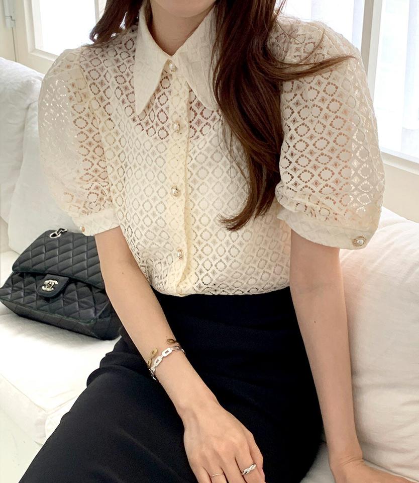 パール調ボタンシアーレースカラーブラウス・全2色・b00481 レディース 【bl】ブラウス トップス 半袖 襟 フェイクパール 柄 模様 レース 総レース シアー 二の腕カバー 透け感 パフスリーブ 春 夏 フェミニン 韓国ファッション ハイホリHIHOLLI