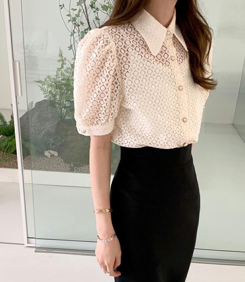 パール調ボタンシアーレースカラーブラウス・全2色・b00481 レディース 【bl】ブラウス トップス 半袖 襟 フェイクパール 柄 模様 レース 総レース シアー 二の腕カバー 透け感 パフスリーブ 春 夏 フェミニン 韓国ファッション ハイホリHIHOLLI