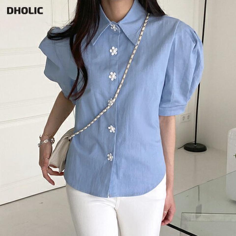 フラワーボタンパフデニムブラウス・全1色・b00484 レディース 【bl】ブラウス トップス 半袖 模様 フラワー ボタン 襟 パステル パフスリーブ フェイクパール デニム 春 夏 フェミニン カジュアル 韓国ファッション ハイホリHIHOLLI