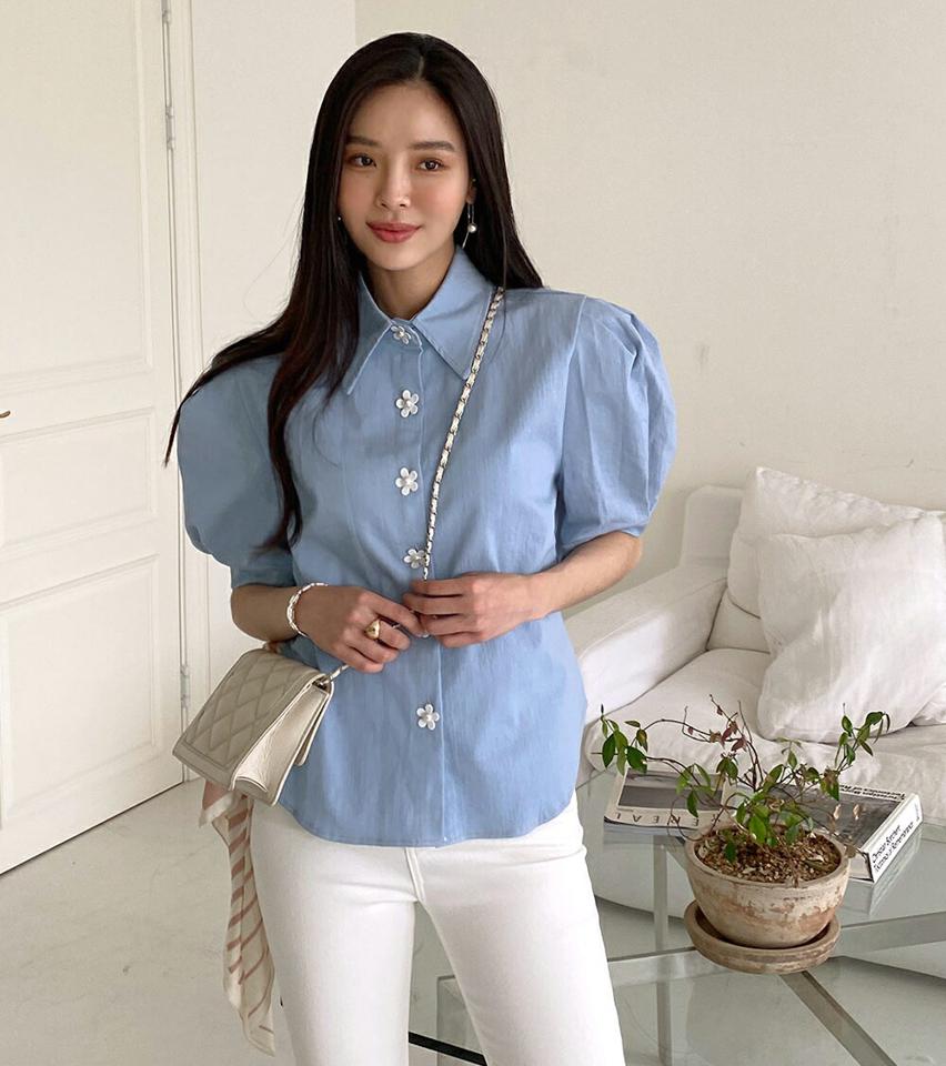 フラワーボタンパフデニムブラウス・全1色・b00484 レディース 【bl】ブラウス トップス 半袖 模様 フラワー ボタン 襟 パステル パフスリーブ フェイクパール デニム 春 夏 フェミニン カジュアル 韓国ファッション ハイホリHIHOLLI