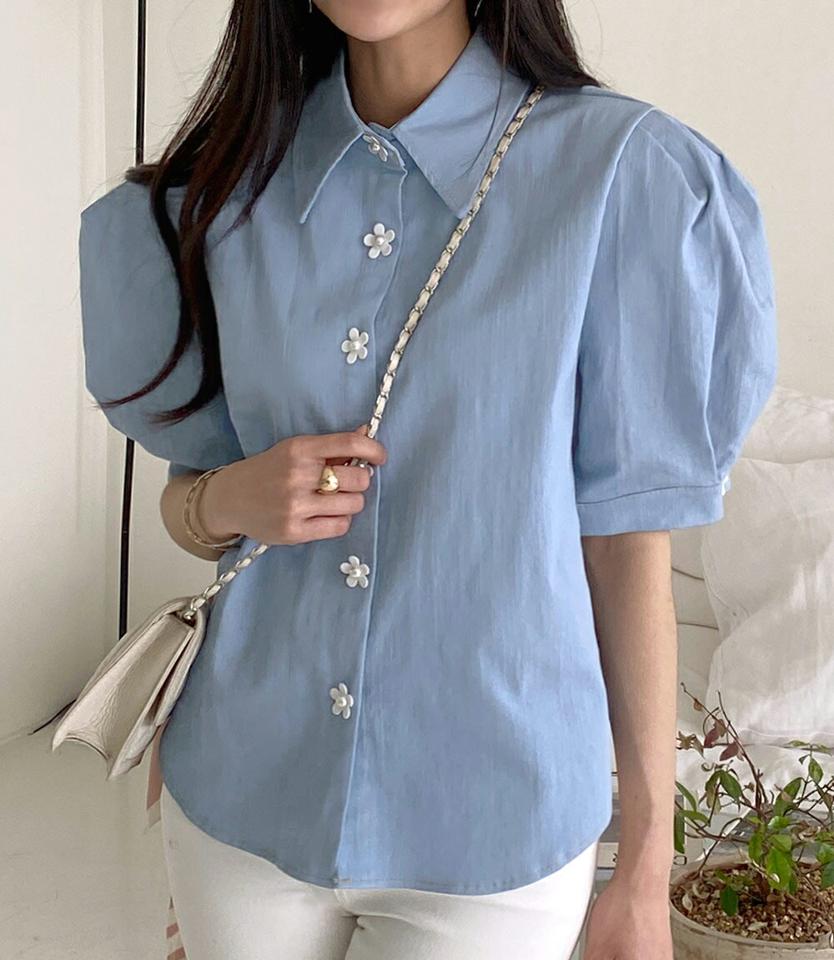 フラワーボタンパフデニムブラウス・全1色・b00484 レディース 【bl】ブラウス トップス 半袖 模様 フラワー ボタン 襟 パステル パフスリーブ フェイクパール デニム 春 夏 フェミニン カジュアル 韓国ファッション ハイホリHIHOLLI