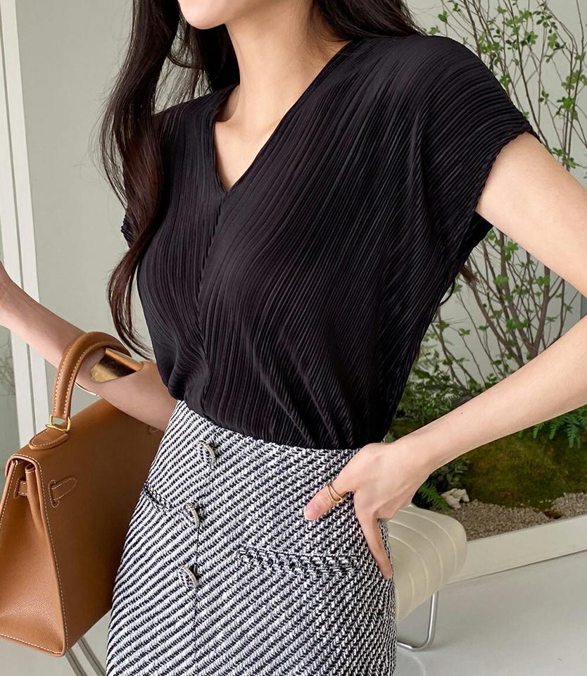 プリーツVネックブラウス・全4色・t00497 レディース 【bl】ブラウス トップス 単色 プリーツ 半袖 Vネック 鎖骨 デコルテ 春 夏 上品 フェミニン オフィスカジュアル シンプル ベーシック きれいめ 前後着用 韓国ファッション ハイホリHIHOLLI