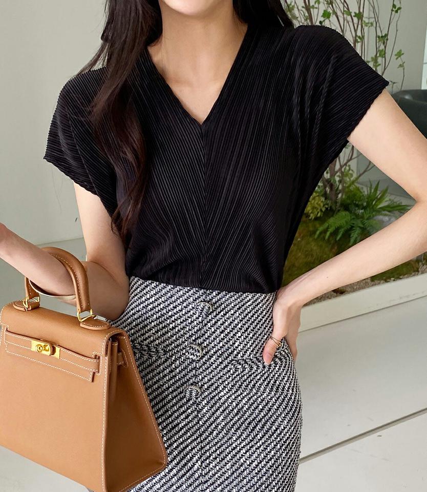 プリーツVネックブラウス・全4色・t00497 レディース 【bl】ブラウス トップス 単色 プリーツ 半袖 Vネック 鎖骨 デコルテ 春 夏 上品 フェミニン オフィスカジュアル シンプル ベーシック きれいめ 前後着用 韓国ファッション ハイホリHIHOLLI