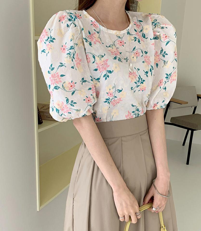 フローラル刺繍パフブラウス・全2色・t72032 レディース 【bl】ブラウス トップス 半袖 花柄 柄 フローラル パステル 刺繍 パフスリーブ ゆったり パール調 ボタン 春 夏 フェミニン ガーリー 上品 二の腕カバー 韓国ファッション ハイホリHIHOLLI