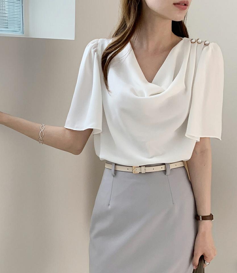 フェイクパールドレープネックブラウス・全3色・b72034 レディース 【bl】ブラウス トップス 単色 無地 フェイクパール ボタン 半袖 ドレープネック フレア ゆったり オフィス 春 夏 上品 大人 きれいめ フェミニン 二の腕カバー 韓国ファッション ハイホリHIHOLLI