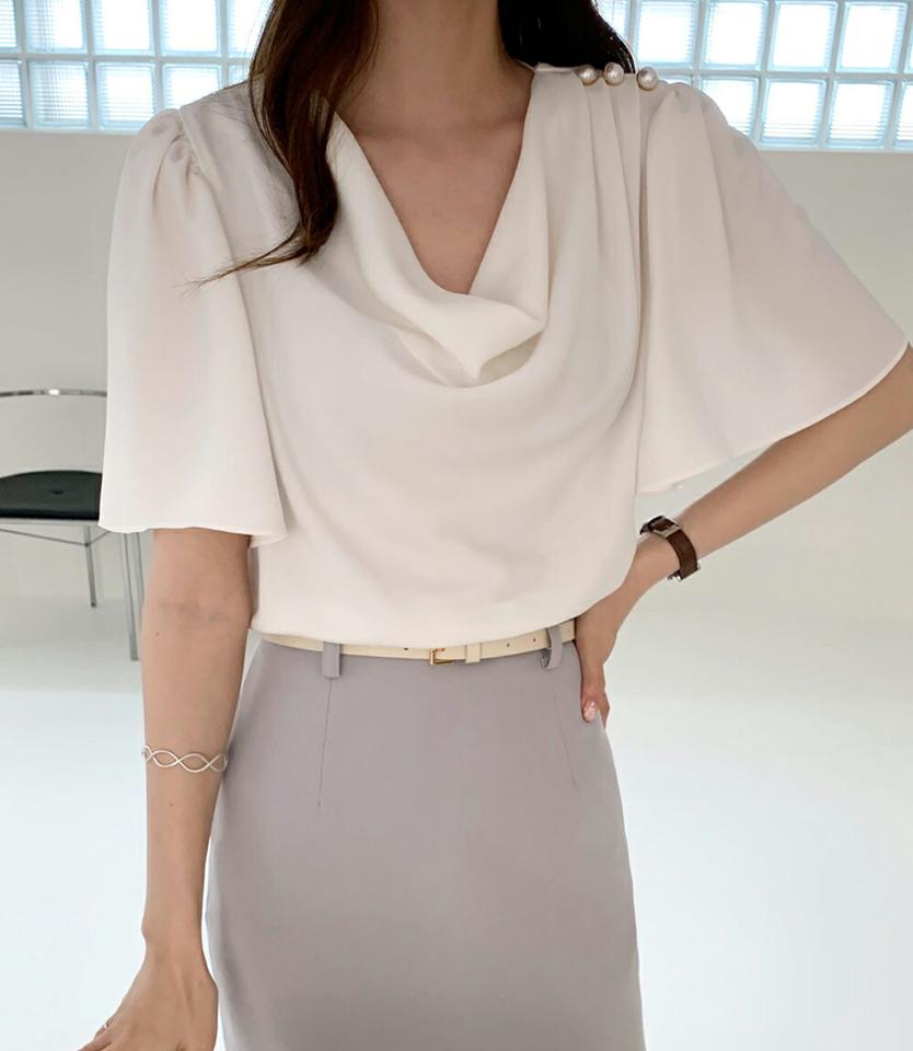 フェイクパールドレープネックブラウス・全3色・b72034 レディース 【bl】ブラウス トップス 単色 無地 フェイクパール ボタン 半袖 ドレープネック フレア ゆったり オフィス 春 夏 上品 大人 きれいめ フェミニン 二の腕カバー 韓国ファッション ハイホリHIHOLLI
