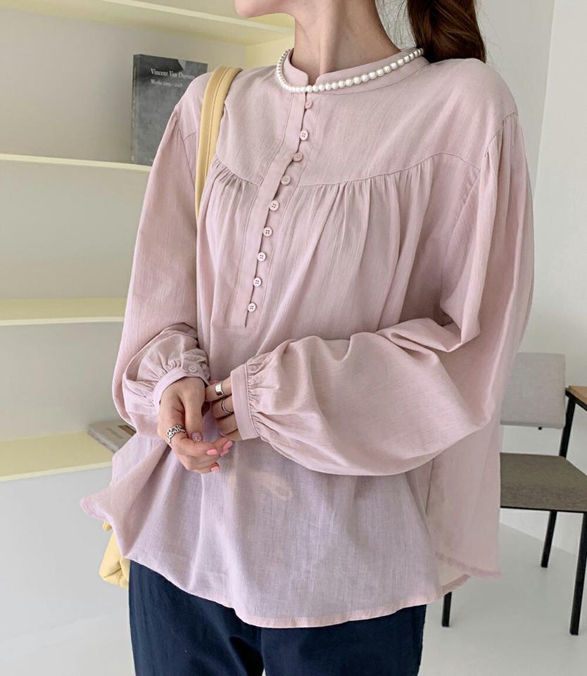 コットンバンドカラーブラウス・全2色・t72037 レディース 【bl】ブラウス トップス 長袖 ボタン 単色 無地 シンプル ベーシック パステル コットン 綿 ギャザー ゆったり 体型カバー 春 夏 秋 フェミニン 上品 大人 韓国ファッション ハイホリHIHOLLI